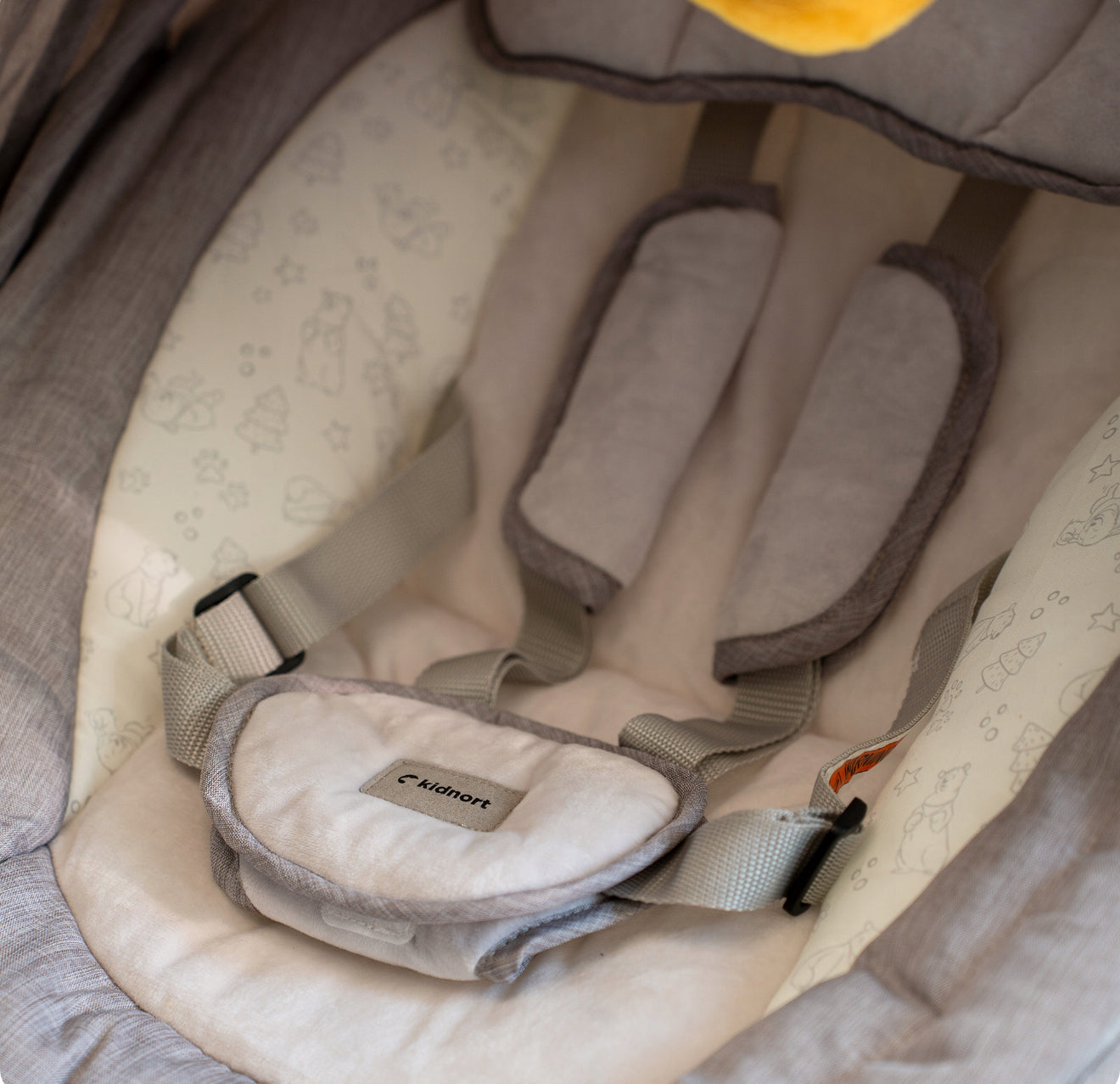 Kidnort - Elektrinis kūdikio gultukas–supynė su „Bluetooth“ ir pulteliu (pilkas)