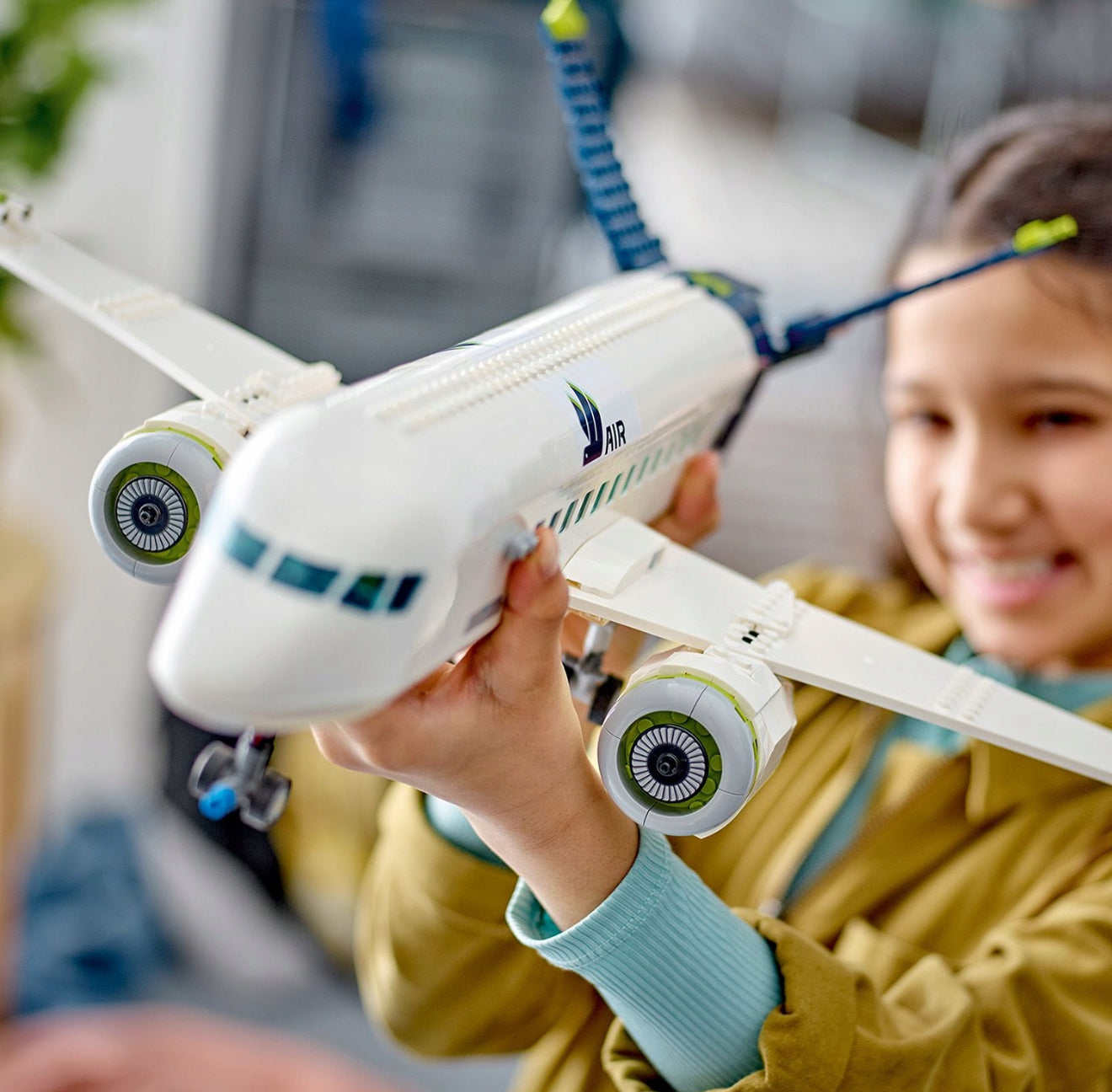 LEGO® City Keleivinis lėktuvas – orlaivio rinkinys su oro uosto transportu ir figūrėlėmis