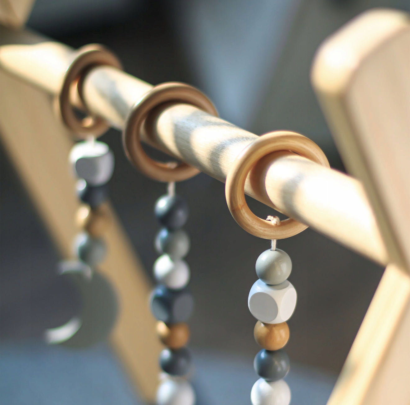 Mamabrum beebimänguasi - puidust hariv mänguasi beebidele