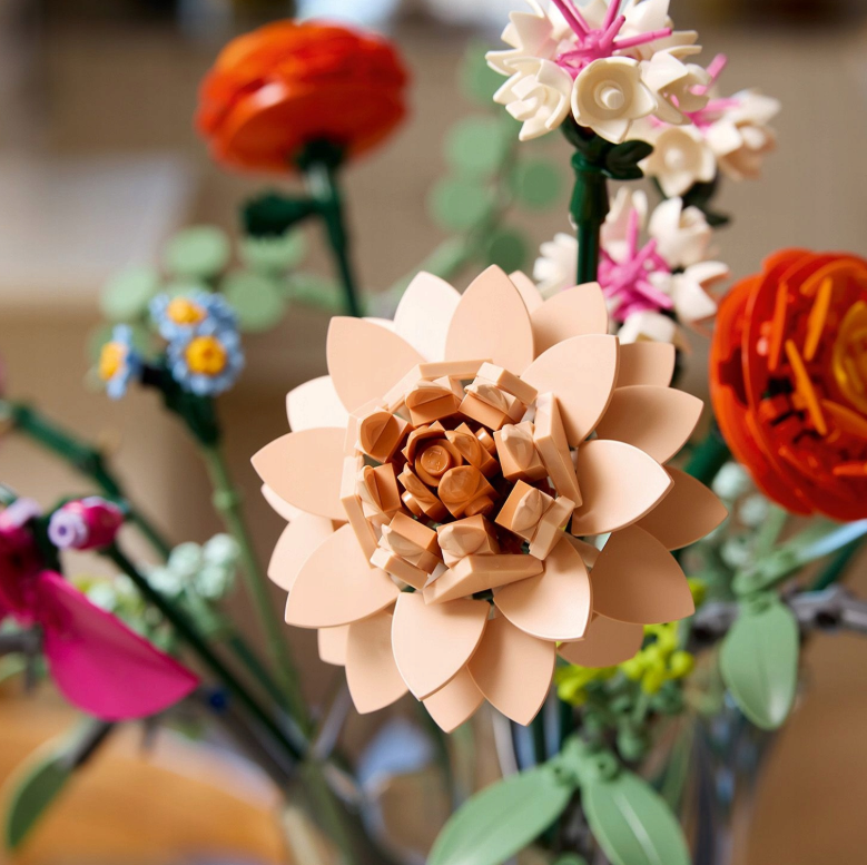 LEGO Botanicals 10342 – Roosa lillekimbu komplekt