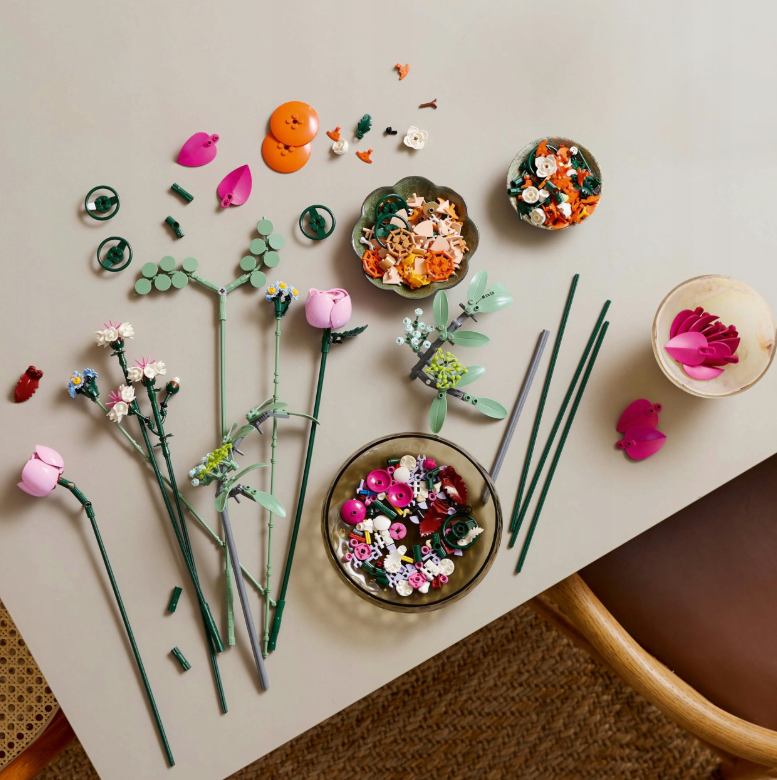 LEGO Botanicals 10342 – Roosa lillekimbu komplekt