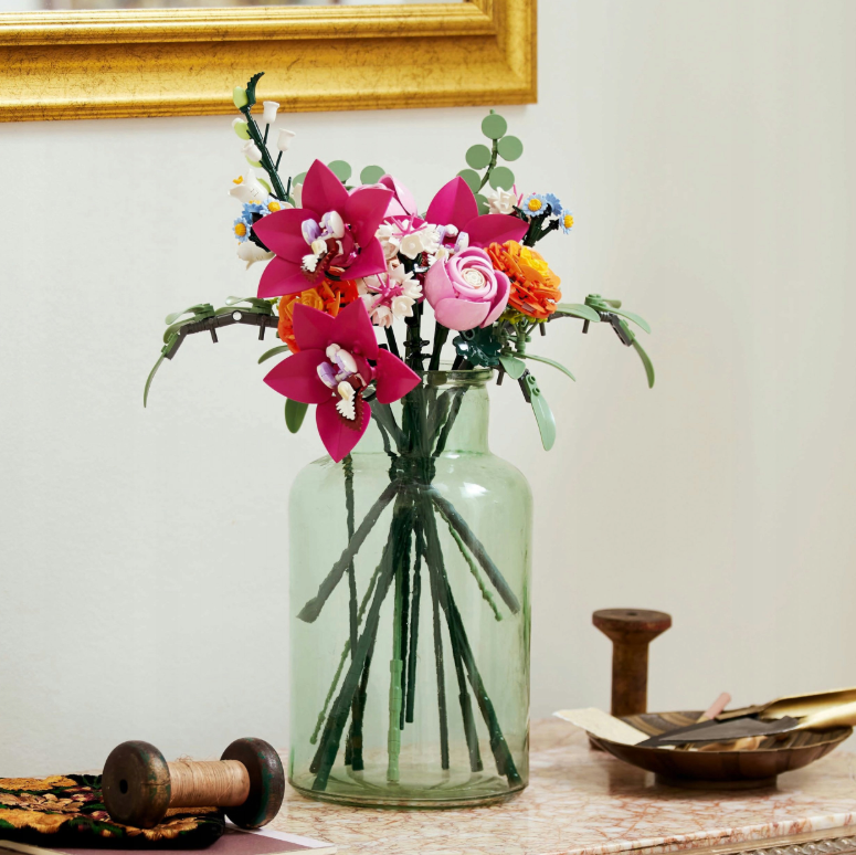 LEGO Botanicals 10342 – Roosa lillekimbu komplekt