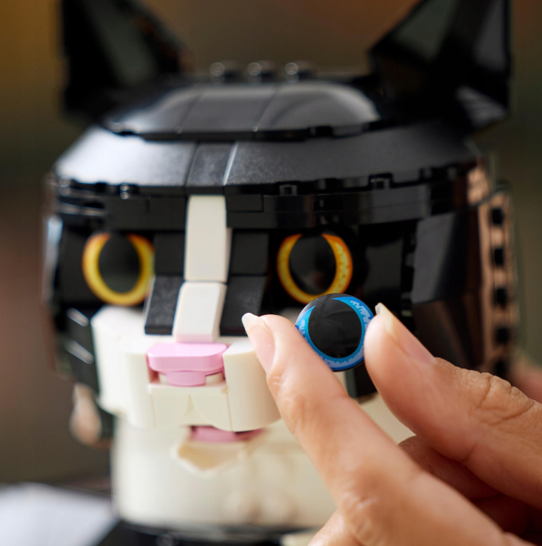 LEGO® Ideas 21349 – Mustvalge kass